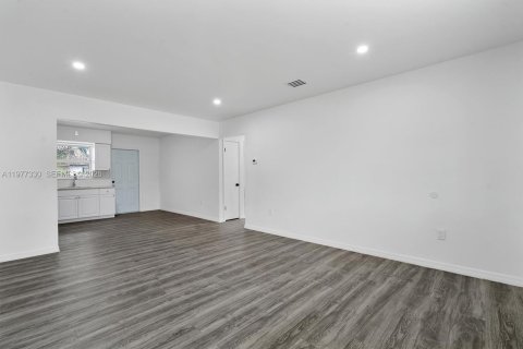 Commercial property in Miami, Florida 218.78 sq.m. № 2041783 - photo 8