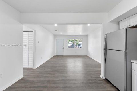 Commercial property in Miami, Florida 218.78 sq.m. № 2041783 - photo 11