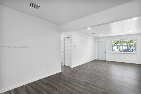 Commercial property in Miami, Florida 218.78 sq.m. № 2041783 - photo 10