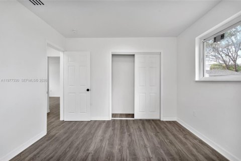 Commercial property in Miami, Florida 218.78 sq.m. № 2041783 - photo 27