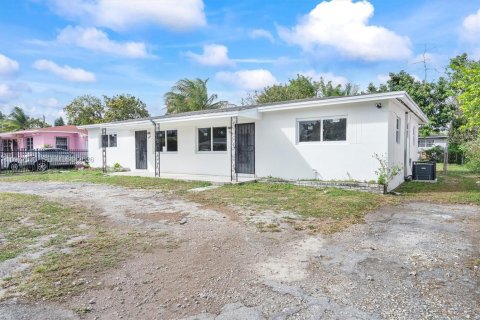 Commercial property in Miami, Florida 218.78 sq.m. № 2041783 - photo 3