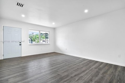 Commercial property in Miami, Florida 218.78 sq.m. № 2041783 - photo 14