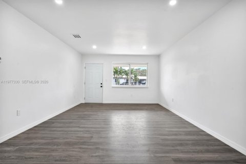 Commercial property in Miami, Florida 218.78 sq.m. № 2041783 - photo 16