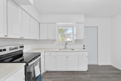 Commercial property in Miami, Florida 218.78 sq.m. № 2041783 - photo 18