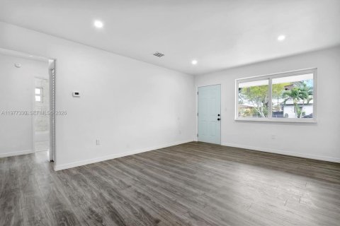 Commercial property in Miami, Florida 218.78 sq.m. № 2041783 - photo 15