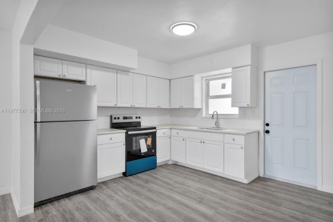 Commercial property in Miami, Florida 218.78 sq.m. № 2041783 - photo 12