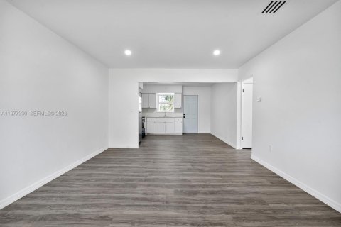 Commercial property in Miami, Florida 218.78 sq.m. № 2041783 - photo 7