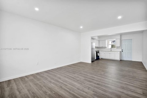 Commercial property in Miami, Florida 218.78 sq.m. № 2041783 - photo 6