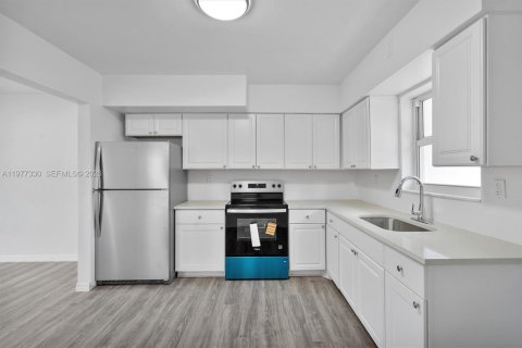 Commercial property in Miami, Florida 218.78 sq.m. № 2041783 - photo 13