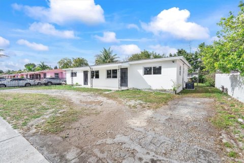 Commercial property in Miami, Florida 218.78 sq.m. № 2041783 - photo 2