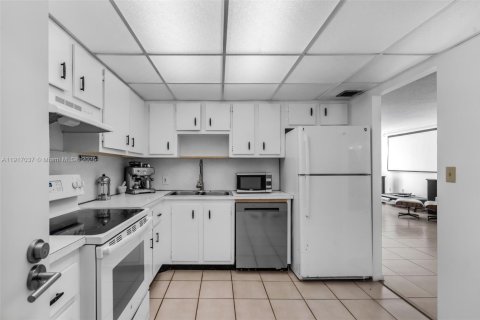 Copropriété à louer à Key Biscayne, Floride: 2 chambres, 121.79 m2 № 1973827 - photo 12