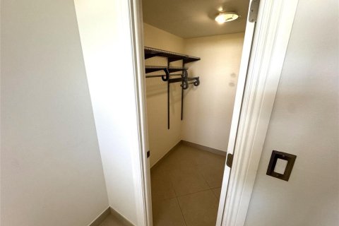 Купить кондоминиум в Форт-Лодердейл, Флорида 4 комнаты, 95.88м2, № 2084468 - фото 12
