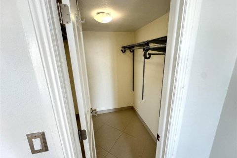 Купить кондоминиум в Форт-Лодердейл, Флорида 4 комнаты, 95.88м2, № 2084468 - фото 21
