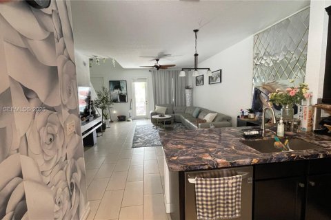 Touwnhouse à vendre à Pembroke Pines, Floride: 3 chambres, 188.87 m2 № 2087275 - photo 12