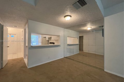 Купить таунхаус в Тамарак, Флорида 2 спальни, 103.12м2, № 2042289 - фото 6