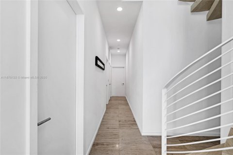 Condo in Miami Beach, Florida, 3 bedrooms  № 1942160 - photo 13