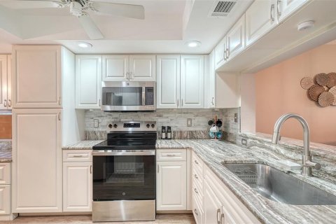 Condo in Sarasota, Florida, 2 bedrooms  № 2419562 - photo 8