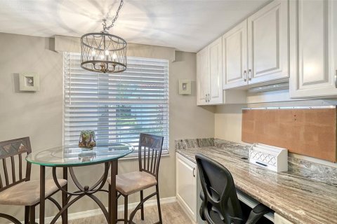 Condo in Sarasota, Florida, 2 bedrooms  № 2419562 - photo 9