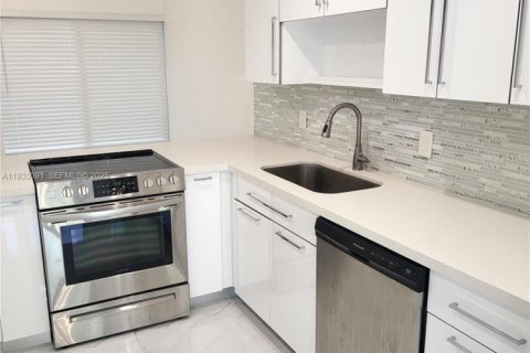 Condo in Plantation, Florida, 4 bedrooms  № 1991919 - photo 4