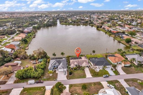 Casa en Port Charlotte, Florida 3 dormitorios, 196.58 m2 № 2106540