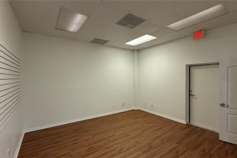 Propiedad comercial en alquiler en Port Charlotte, Florida, 111.48 m2 № 1798509 - foto 9