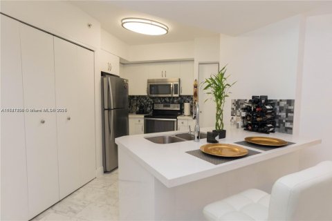 Condo in Surfside, Florida, 2 bedrooms  № 1489463 - photo 12