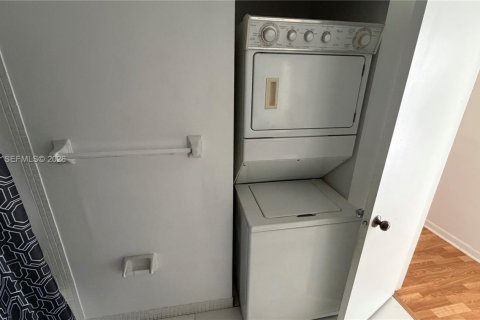 Condo in Coral Springs, Florida, 2 bedrooms  № 2032729 - photo 15