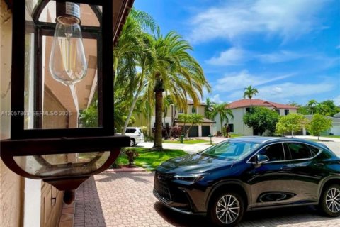 Casa en venta en Pembroke Pines, Florida, 5 dormitorios, 279.36 m2 № 2248891 - foto 5