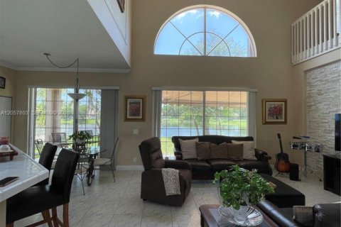 Casa en venta en Pembroke Pines, Florida, 5 dormitorios, 279.36 m2 № 2248891 - foto 19