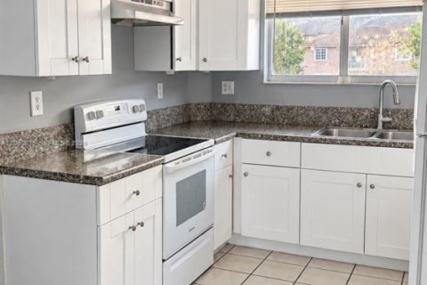 Townhouse in Hialeah, Florida 2 bedrooms, 76.18 sq.m. № 2368393 - photo 2