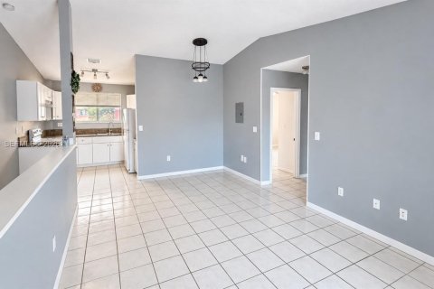 Townhouse in Hialeah, Florida 2 bedrooms, 76.18 sq.m. № 2368393