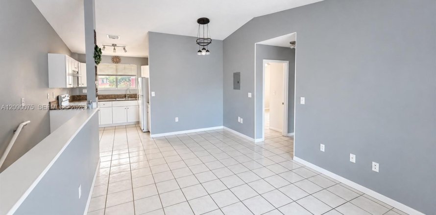 Townhouse in Hialeah, Florida 2 bedrooms, 76.18 sq.m. № 2368393