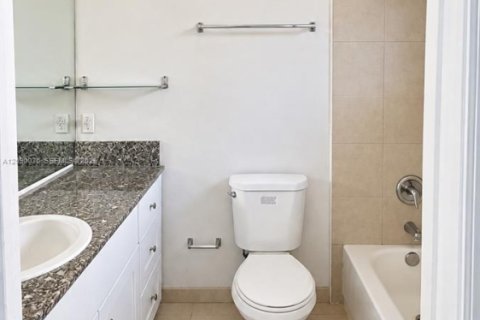 Townhouse in Hialeah, Florida 2 bedrooms, 76.18 sq.m. № 2368393 - photo 9