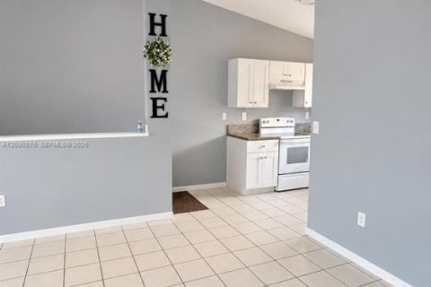 Townhouse in Hialeah, Florida 2 bedrooms, 76.18 sq.m. № 2368393 - photo 4