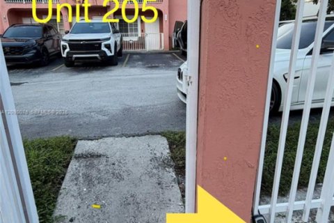 Townhouse in Hialeah, Florida 2 bedrooms, 76.18 sq.m. № 2368393 - photo 12