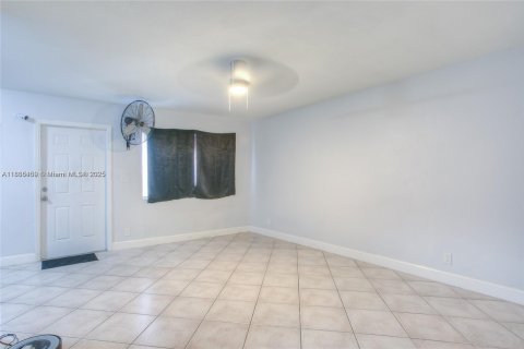 Propiedad comercial en venta en Fort Lauderdale, Florida, 155.24 m2 № 1894236 - foto 12