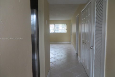 Copropriété à louer à Hallandale Beach, Floride: 1 chambre, 58.06 m2 № 1966447 - photo 8