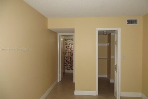 Copropriété à louer à Hallandale Beach, Floride: 1 chambre, 58.06 m2 № 1966447 - photo 16