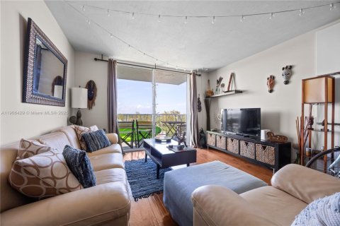 Condominio en venta en North Miami, Florida, 1 dormitorio, 83.61 m2 № 2012339 - foto 10