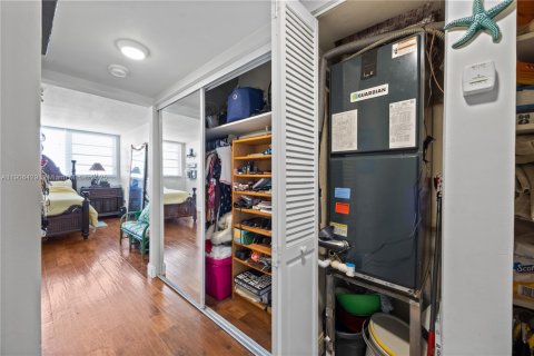 Condominio en venta en North Miami, Florida, 1 dormitorio, 83.61 m2 № 2012339 - foto 25