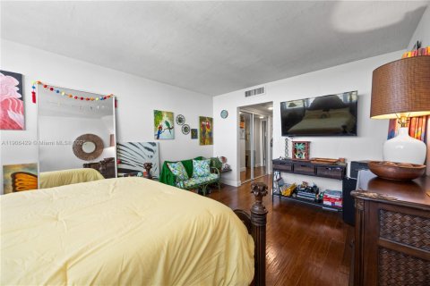 Condominio en venta en North Miami, Florida, 1 dormitorio, 83.61 m2 № 2012339 - foto 19