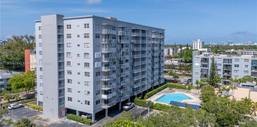 Condominio en North Miami, Florida, 1 dormitorio  № 2012339