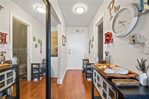 Condominio en venta en North Miami, Florida, 1 dormitorio, 83.61 m2 № 2012339 - foto 9