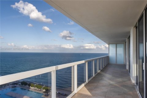 Condominio en Hallandale Beach, Florida, 2 dormitorios  № 2052873