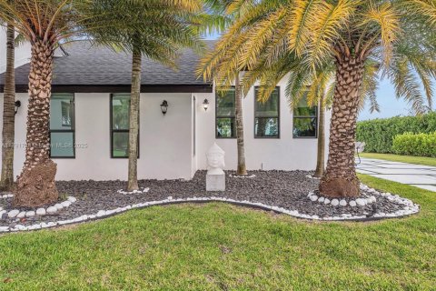 House in Homestead, Florida 5 bedrooms, 270.53 sq.m. № 1963350 - photo 5