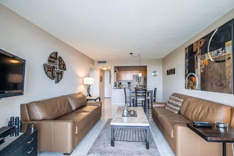 Condo in West Palm Beach, Florida, 1 bedroom  № 2178684 - photo 3