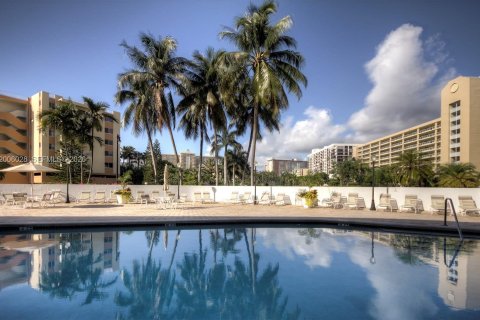 Condo in Sunny Isles Beach, Florida, 2 bedrooms № 2070640 - photo 19