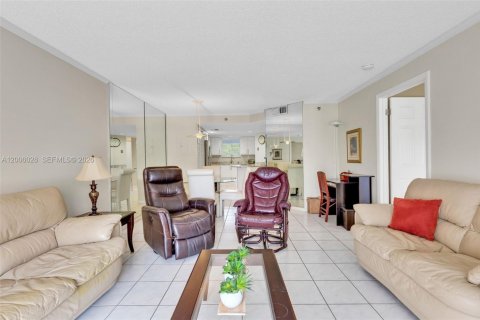 Condo in Sunny Isles Beach, Florida, 2 bedrooms № 2070640 - photo 8