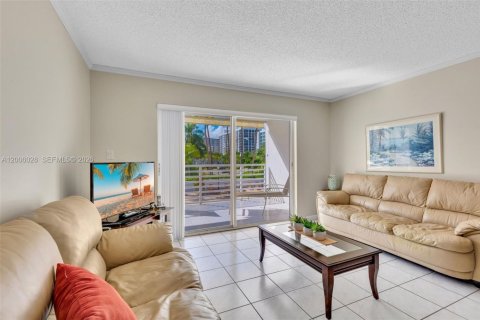 Condo in Sunny Isles Beach, Florida, 2 bedrooms № 2070640 - photo 9