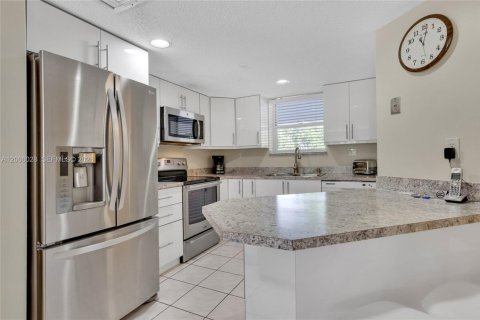 Condo in Sunny Isles Beach, Florida, 2 bedrooms № 2070640 - photo 4